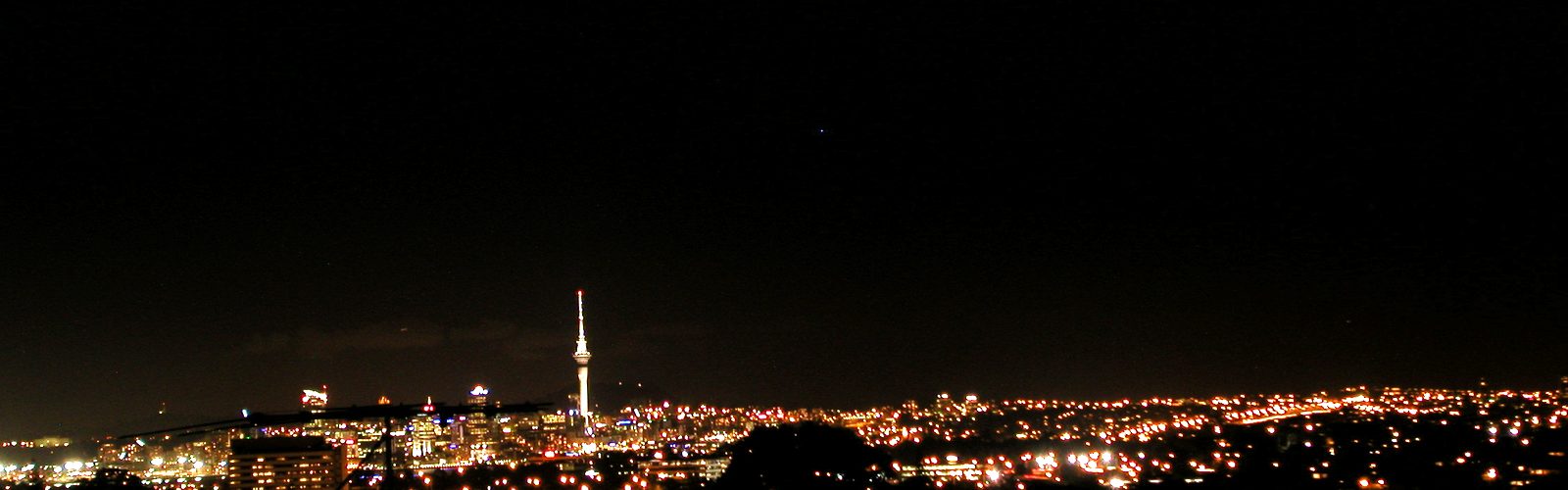 Auckland skyline at night — CasinoList reviews online casinos for New Zealand players